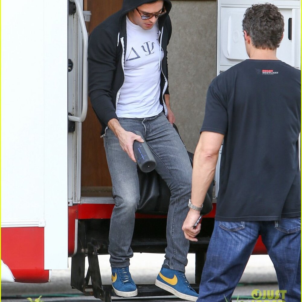 Neighbors 2 Zac Efron Nike Zoom Blazer Mid SB blue gold yellow Michigan